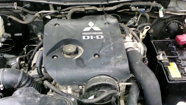 มิซซูบิชิ ปาเจโร่  ปี 2010 ขายแพ็กคู่ 2คัน  สีขาว กับ สีเทา