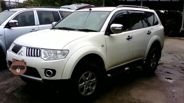 มิซซูบิชิ ปาเจโร่  ปี 2010 ขายแพ็กคู่ 2คัน  สีขาว กับ สีเทา