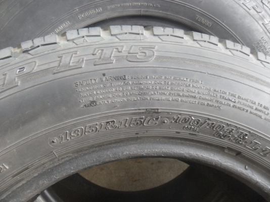 ยาง DUNLOP 195R15ปี11 สวยๆ 4 เส้น ราคา 1500 บาท ยาง DUNLOP 195R15ปี11 สวยๆ 4 เส้น ราคา 1500 บาท