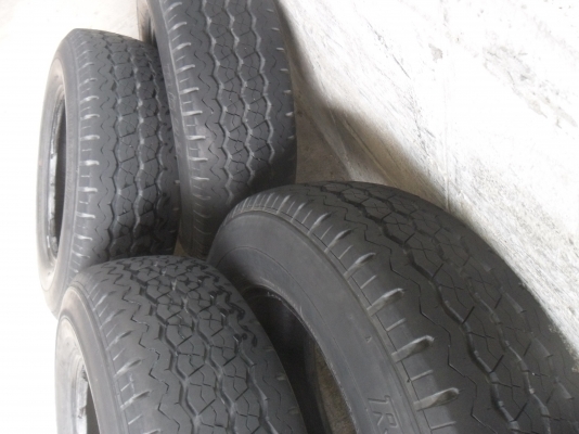 ยาง BRIDGESTONE 215/70R15 ดอกหนาๆ นิ่มๆ สวยๆ 4 เส้น ราคา 1500 บาท ยาง BRIDGESTONE 215/70R15 ดอกหนาๆ นิ่มๆ สวยๆ 4 เส้น ราคา 1500 บาท