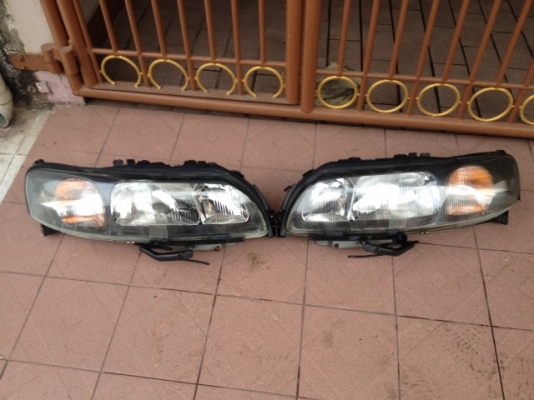 ไฟหน้า VOLVO V70 เป็นกระจกของเก่าญี่ปุ่นแท้สภาพสวยๆใสๆ