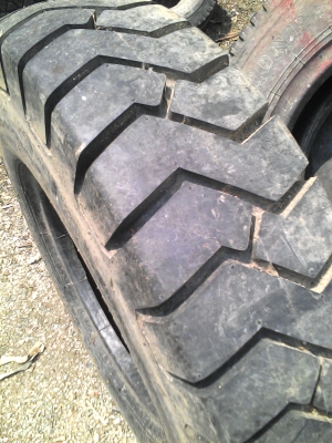 8.25-15 WOOSUNG  ยางรถ 6 ล้อกลาง   โทร.081-427-3941