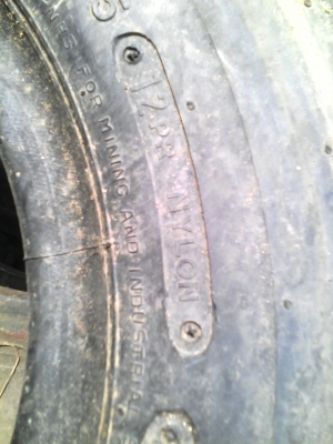 8.25-15 WOOSUNG  ยางรถ 6 ล้อกลาง   โทร.081-427-3941