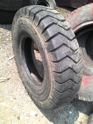 8.25-15 WOOSUNG  ยางรถ 6 ล้อกลาง   โทร.081-427-3941