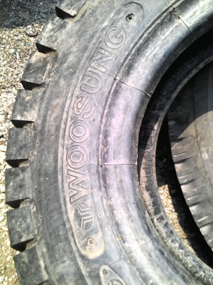 8.25-15 WOOSUNG  ยางรถ 6 ล้อกลาง   โทร.081-427-3941