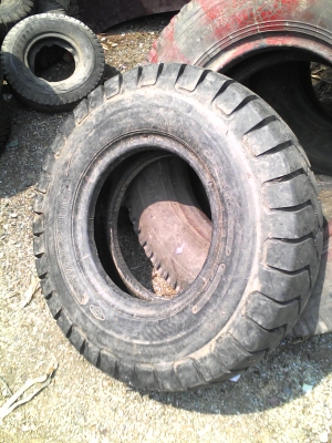 8.25-15 WOOSUNG  ยางรถ 6 ล้อกลาง   โทร.081-427-3941