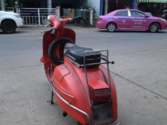 ขาย vespa sprint อิตารี หัวโต เครื่องดี สีไม่ต้องพูดถึงครับ 555 รถ no book ครับ พร้อมขี่กลับได้เลยครับ ราคา 28500 บาท