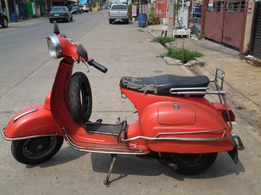 ขาย vespa sprint อิตารี หัวโต เครื่องดี สีไม่ต้องพูดถึงครับ 555 รถ no book ครับ พร้อมขี่กลับได้เลยครับ ราคา 28500 บาท