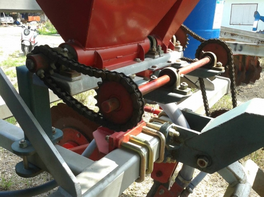 เครื่องผาร่องอ้อยพร้อมฝั่งปุ๋ย