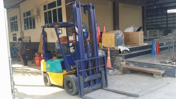 รถโฟล์คลิฟต์ KOMATSU รุ่น  FG18D   เก่าญี่ปุ่น ขนาด 1.8 ตัน เครื่องยนต์เบนซิน  ยกสูง 5.5 เมตร  สภาพดีพร้อมใช้งาน