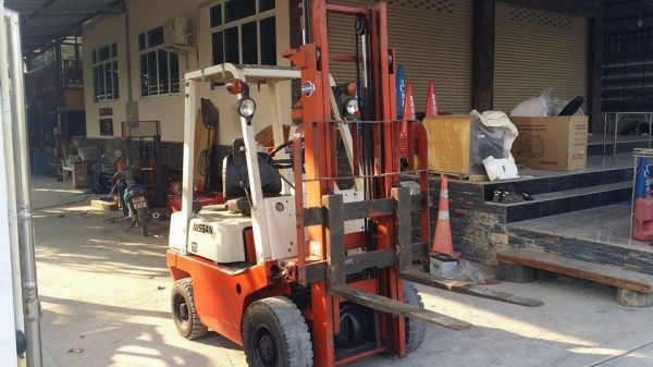 รถโฟล์คลิฟต์ NISSAN รุ่น NF01 เก่าญี่ปุ่น ขนาด 1.5 ตัน เครื่องยนต์เบนซิน  ยกสูง 3 เมตร  สภาพดีพร้อมใช้งาน