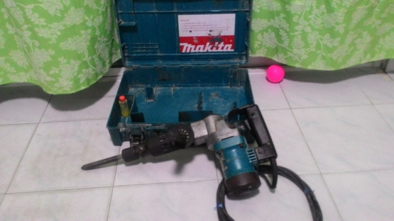 เครื่องสกัดคอนกรีต makita hm 0810 สภาพพร้อมใช้งานครับ