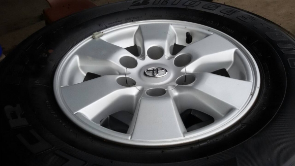 ยาง bridgestone 255 70 15 ถอดป้ายแดงมีตุ่ม พร้อมล้อ ชุดล่ะ 14500