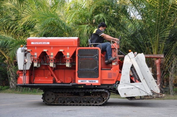 ขายรถเกี่ยว นวดข้าวMITSUBISHI MC3000 ดีเซล 30แรง สวยเดิมจากญี่ปุ่น 95,000เท่านั้น!!