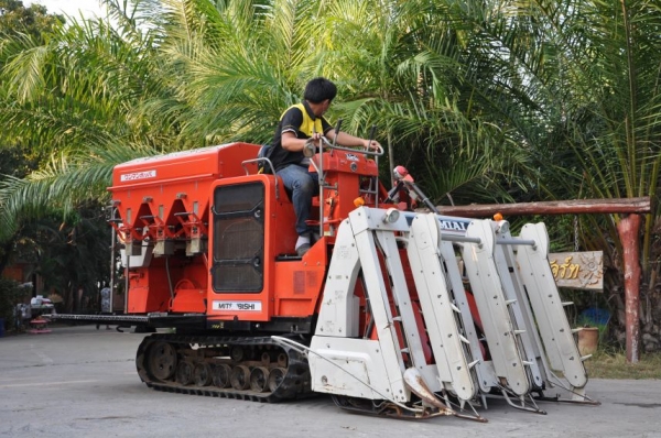 ขายรถเกี่ยว นวดข้าวMITSUBISHI MC3000 ดีเซล 30แรง สวยเดิมจากญี่ปุ่น 95,000เท่านั้น!!
