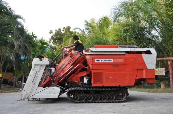 ขายรถเกี่ยว นวดข้าวMITSUBISHI MC3000 ดีเซล 30แรง สวยเดิมจากญี่ปุ่น 95,000เท่านั้น!!