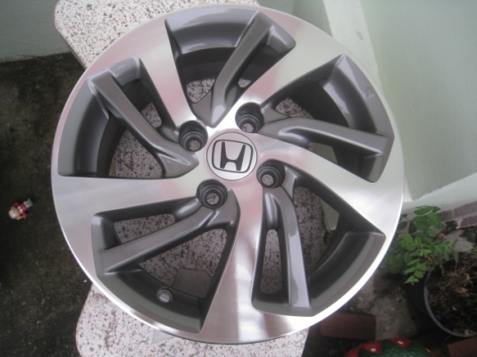 ขายล้อแม็ก Honda jazz 15"สนใจติดต่อเล็กคลองสามครับ 081-3747940