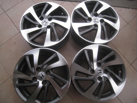 ขายล้อแม็ก Honda jazz 15"สนใจติดต่อเล็กคลองสามครับ 081-3747940