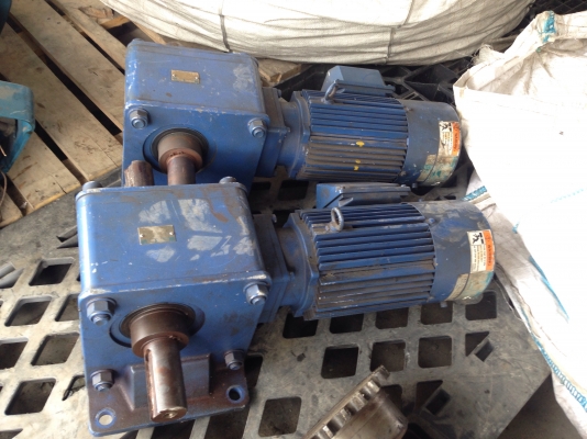ขายมอเตอร์เกียร์ Sumitomo Hyponic drive 2HP. 380Vเพลาออก 2 ข้าง มีเบรคในตัว อัตราทด 1:40 สภาพสวย พร้อมใช้งาน มี 3 ตัวครับ