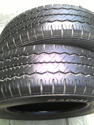 215/70R16 HANKOOK RADIAL RA08  ปี2012  มี  2 เส้น  สวยดอกยางหนา ไม่มีปะ  TEL.081-427-3941