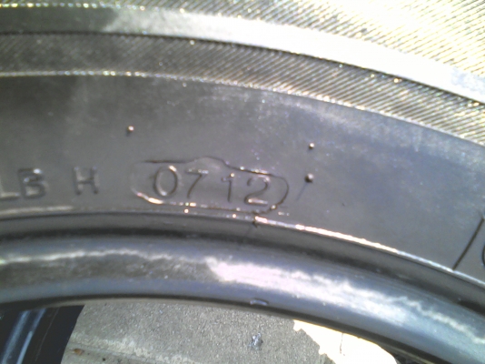 215/70R16 HANKOOK RADIAL RA08 ปี2012 มี 2 เส้น สวยดอกยางหนา ไม่มีปะ TEL.081-427-3941 215/70R16 HANKOOK RADIAL RA08 ปี2012 มี 2 เส้น สวยดอกยางหนา ไม่มีปะ TEL.081-427-3941