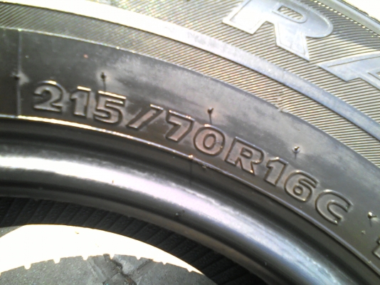 215/70R16 HANKOOK RADIAL RA08 ปี2012 มี 2 เส้น สวยดอกยางหนา ไม่มีปะ TEL.081-427-3941 215/70R16 HANKOOK RADIAL RA08 ปี2012 มี 2 เส้น สวยดอกยางหนา ไม่มีปะ TEL.081-427-3941