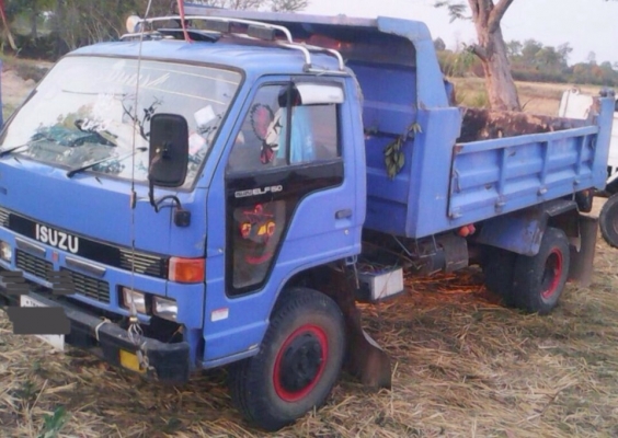 ISUZU NPR 115 HP 4BD1 หกล้อดั๊มพ์ กระบะดั๊มพ์เหล็ก 4 ตันความยาว 3.60 เมตรสภาพอย่างสวยพร้อมบรรทุกพร้อมใช้งาน เครื่องแรงดีไม่มีเยิ้ม ภายในเก๋งคอนโซลสวยครบ พวงมาลัยเพาเวอร์ เกียร์ยาว ช่วงล่างใหญ่คานหน้ากับเฟืองท้ายติด F ครบหมดแล้ว ยาง 8.25 ขอบ 16 สภาพดี 65\%