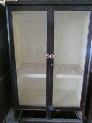 ขายเหมา 6 อย่าง(งานไม้) ตู้เก็บเสื้อผ้า,โต๊ะทำงาน,ตู้โชว์ ฯลฯ อายุ 40 ปี