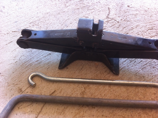 ชุดแม่แรงยกรถจัดเป็นชุด มี 3 ชิ้น 1.ตัวแม่แรง 2.ตัวหมุน 3.ประแจถอดล้อและเหล็กขัดยาง