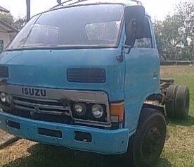 ขายด่วน ISUZU KS12 - 115 HP 4BD1 หกล้อหัวกับคัชซี ช่วงล่างใหญ่ติด F หน้าหลังครบ เครื่องแรงดีไม่มีเยิ้ม ภายในเก๋งคอนโซลครบ พวงมาลัยธรรมดา เกียร์สั้น ช่วงล่างคัชซีไม่มีบวม ยาง 8.25 ขอบ 15 ยางสภาพดี 60\% เอกสารเล่มทะเบียนชุดโอนครบ ราคาต่อรองได้ครับ