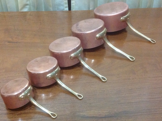 ขายหม้อเชฟโบราณ งานเก่าฝรั่งเศส ขึ้นรูปด้วยมือ สวยงามน่าใช้ 1 ชุด 5 ใบ