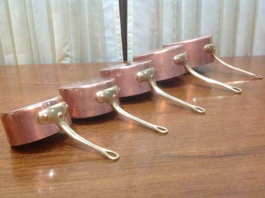 ขายหม้อเชฟโบราณ งานเก่าฝรั่งเศส ขึ้นรูปด้วยมือ สวยงามน่าใช้ 1 ชุด 5 ใบ