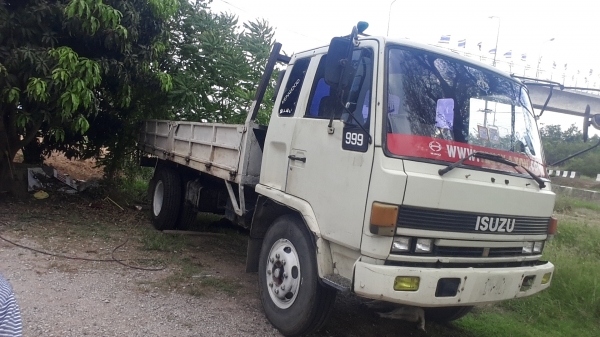 ขายหกล้อ FSR เครื่อง 6BD1 ยาว 5.5 ม. ช่วงล้อ 4 ม. รถห้าง