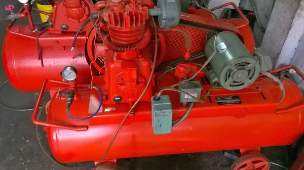 ขายปั้มลมญี่ปุ่นสวยๆ ฟูจิ 3 แรง 2 สูบ  ถัง 155 ลิตร รุ่นแรงดันสูง