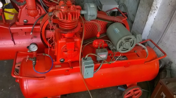 ขายปั้มลมญี่ปุ่นสวยๆ ฟูจิ 3 แรง 2 สูบ  ถัง 155 ลิตร รุ่นแรงดันสูง