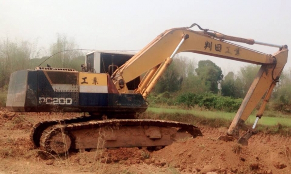 **890,000 บ.ต่อรอง///แบคโฮ PC200-5** ขายแบคโฮ ยอดนิยม KOMATSU PC200-5 S.No.49358 เครื่องเดิม ปั้มเดิม ไฟฟ้าครบ เครื่องดี แน่นดี ปั้มดีแรง เครื่องปั้มแห้ง ไม่มีเยิ้ม ทำงานดี เร็วดีครับ บูมอาร์มดี บุ้งกี๋หนา เอวดี แน่น ไม่แตกไม่ร้าว ช่วงล่าง 70-80\% โซ่ดี หน