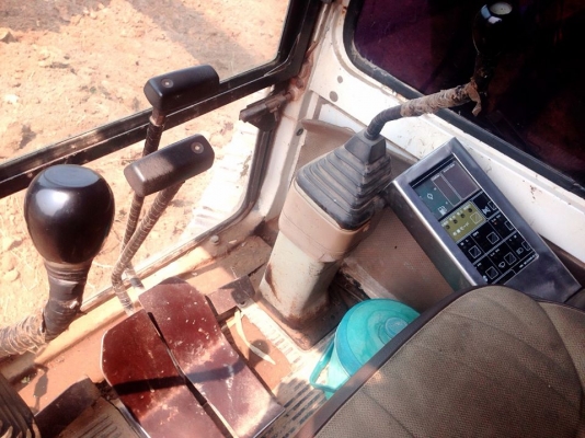 **890,000 บ.ต่อรอง///แบคโฮ PC200-5** ขายแบคโฮ ยอดนิยม KOMATSU PC200-5 S.No.49358 เครื่องเดิม ปั้มเดิม ไฟฟ้าครบ เครื่องดี แน่นดี ปั้มดีแรง เครื่องปั้มแห้ง ไม่มีเยิ้ม ทำงานดี เร็วดีครับ บูมอาร์มดี บุ้งกี๋หนา เอวดี แน่น ไม่แตกไม่ร้าว ช่วงล่าง 70-80\% โซ่ดี หน