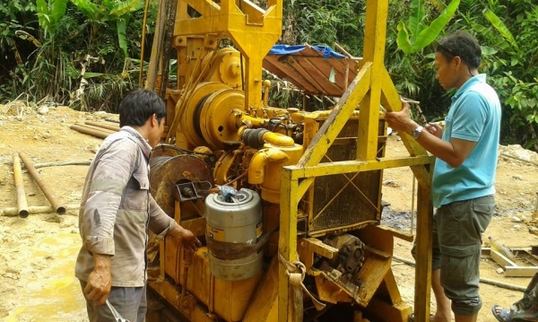 ขายเครื่องเจาะสำรวจแร่ หิน coring ใช้หัวเจาะเพชรยี่ห้อ Longyear