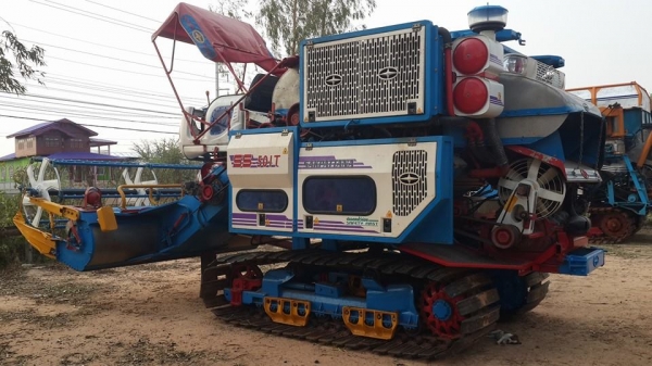 ขายรถเกี่ยวข้าวSS50I 210 6HH1 TURBO ศักดิ์พัฒนา ช่วงล่างเต็มปั๊มแห้ง สภาพพร้อมลุยงาน เครื่องแน่น โซ่เต็ม ตัวเดิน12 ปั๊ม22 ไดกิ้น