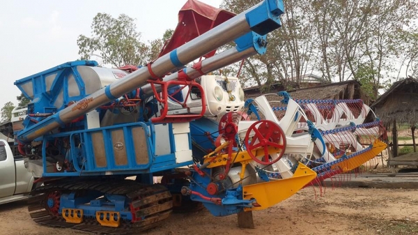 ขายรถเกี่ยวข้าวSS50I 210 6HH1 TURBO ศักดิ์พัฒนา ช่วงล่างเต็มปั๊มแห้ง สภาพพร้อมลุยงาน เครื่องแน่น โซ่เต็ม ตัวเดิน12 ปั๊ม22 ไดกิ้น