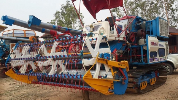 ขายรถเกี่ยวข้าวSS50I 210 6HH1 TURBO ศักดิ์พัฒนา ช่วงล่างเต็มปั๊มแห้ง สภาพพร้อมลุยงาน เครื่องแน่น โซ่เต็ม ตัวเดิน12 ปั๊ม22 ไดกิ้น