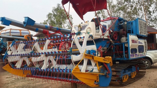 ขายรถเกี่ยวข้าวSS50I 210 6HH1 TURBO ศักดิ์พัฒนา ช่วงล่างเต็มปั๊มแห้ง สภาพพร้อมลุยงาน เครื่องแน่น โซ่เต็ม ตัวเดิน12 ปั๊ม22 ไดกิ้น