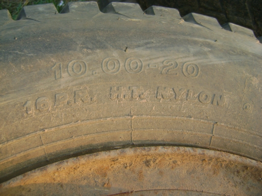 ยาง 1000/20  มีหลายเส้น  เลือกก่อนได้ก่อน  เส้นละ  4,500 บาท