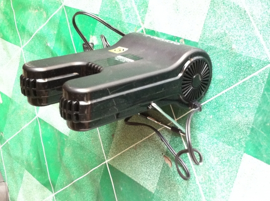 เครื่องเป่าแห้งรองเท้า SHOES DRYER ช่วยให้รองเท้าแห้งสนิทจากจุดที่แสงและความร้อนไม่ถึง