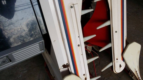 รถเกี่ยวข้าวพร้อมนวดข้าวในตัว แบบนั่งขับ เก่าญี่ปุ่น  YANMAR รุ่น TC800 ขนาด 8 แรง  มีตัวสับฟาง สภาพสวย