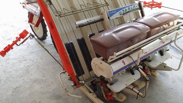 รถดำนานั่งขับ KUBOTA  รุ่น SPA4  เก่าญี่ปุ่น  ดำนา 4 แถว มีกล่องหยอดปุ๋ยด้านท้าย  สภาพสวย เครื่องยนต์ติดง่าย สภาพสวยพร้อมใช้งาน