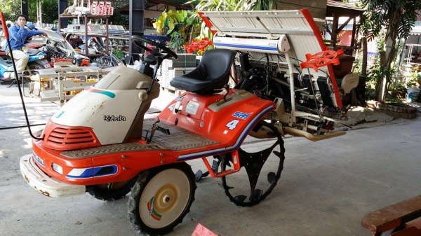 รถดำนานั่งขับ KUBOTA  รุ่น SPA4  เก่าญี่ปุ่น  ดำนา 4 แถว มีกล่องหยอดปุ๋ยด้านท้าย  สภาพสวย เครื่องยนต์ติดง่าย สภาพสวยพร้อมใช้งาน