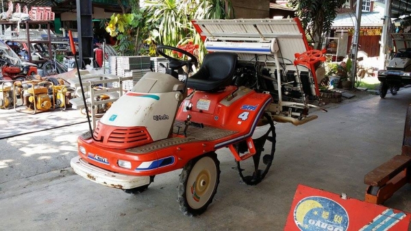 รถดำนานั่งขับ KUBOTA  รุ่น SPA4  เก่าญี่ปุ่น  ดำนา 4 แถว มีกล่องหยอดปุ๋ยด้านท้าย  สภาพสวย เครื่องยนต์ติดง่าย สภาพสวยพร้อมใช้งาน