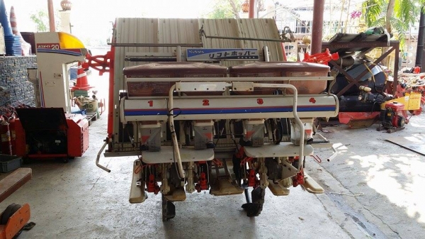 รถดำนานั่งขับ KUBOTA  รุ่น SPA4  เก่าญี่ปุ่น  ดำนา 4 แถว มีกล่องหยอดปุ๋ยด้านท้าย  สภาพสวย เครื่องยนต์ติดง่าย สภาพสวยพร้อมใช้งาน