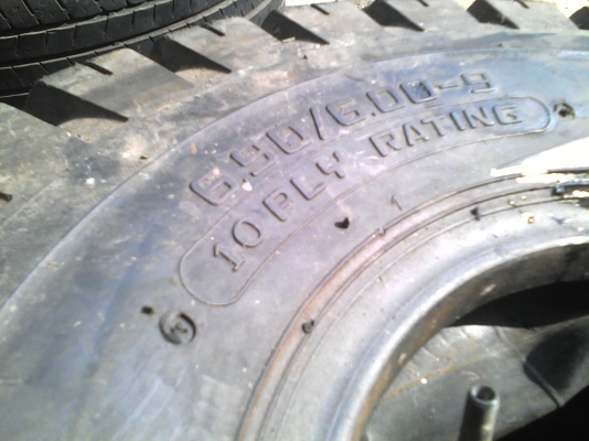 6.00-9    DEESTONE มี 4 เส้น เส้นละ 500 บาท TEL.081-427-3941